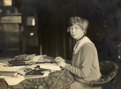 104151 Portret van Ina Boudier-Bakker, geboren 1875, romanschrijfster te Utrecht, echtgenote van H.A.J. Boudier, ...